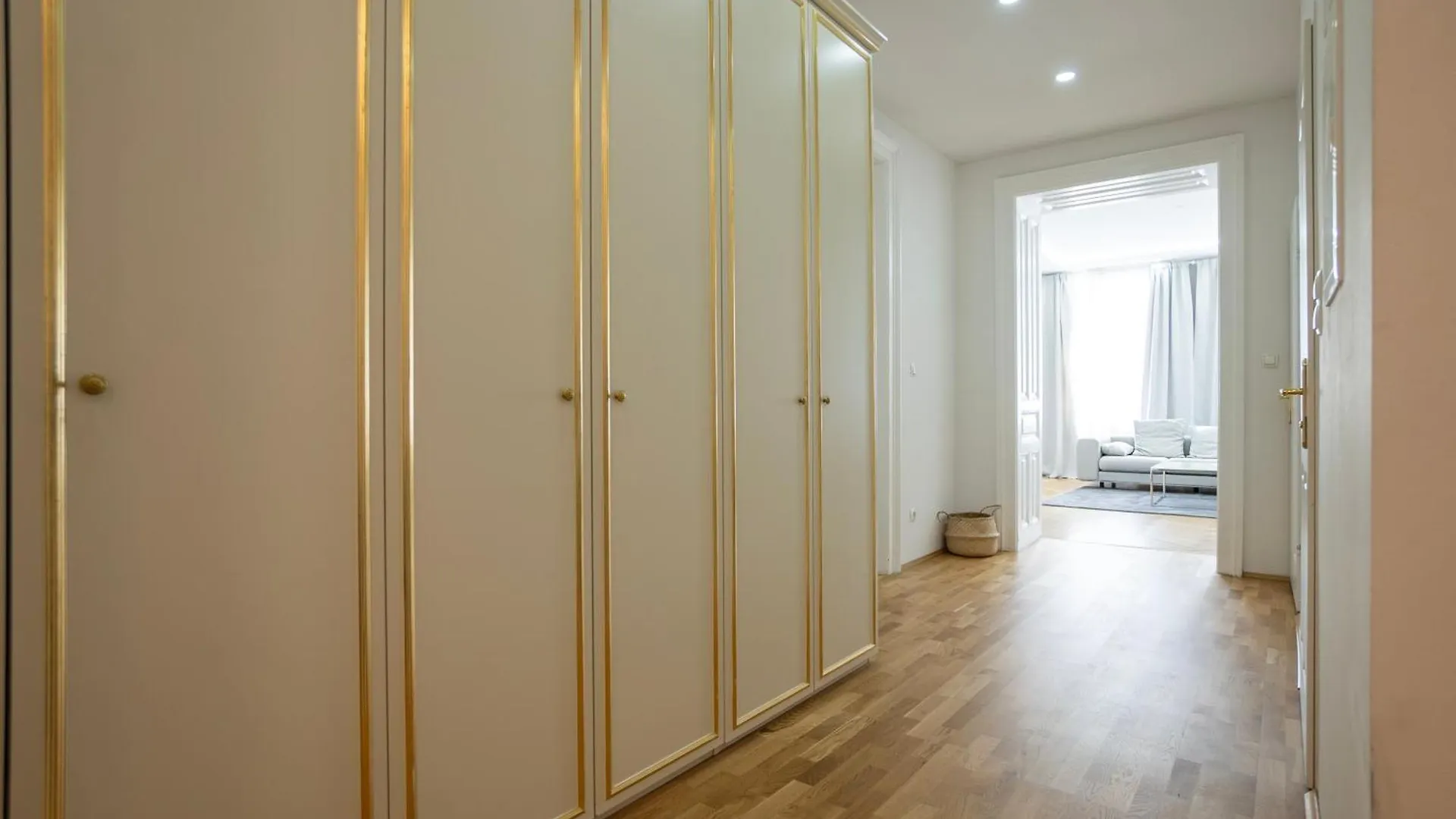 Charming 2-Room Apartment With Balcony, 15 Min To Center Wien