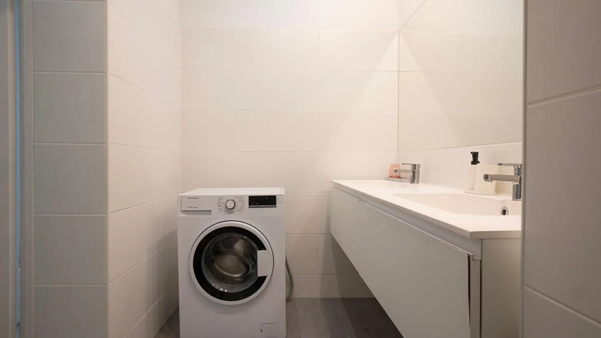 Charming 2-Room Apartment With Balcony, 15 Min To Center Wien Österreich