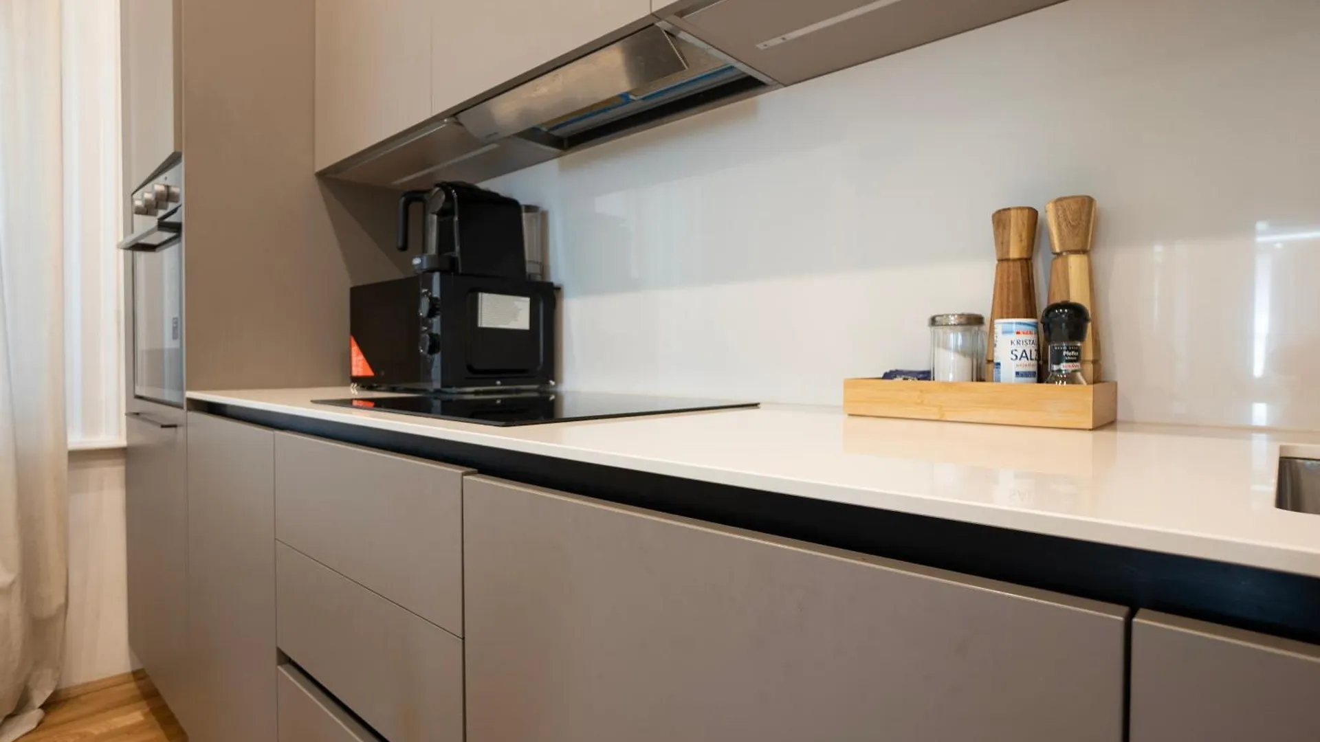 Charming 2-Room Apartment With Balcony, 15 Min To Center Wien