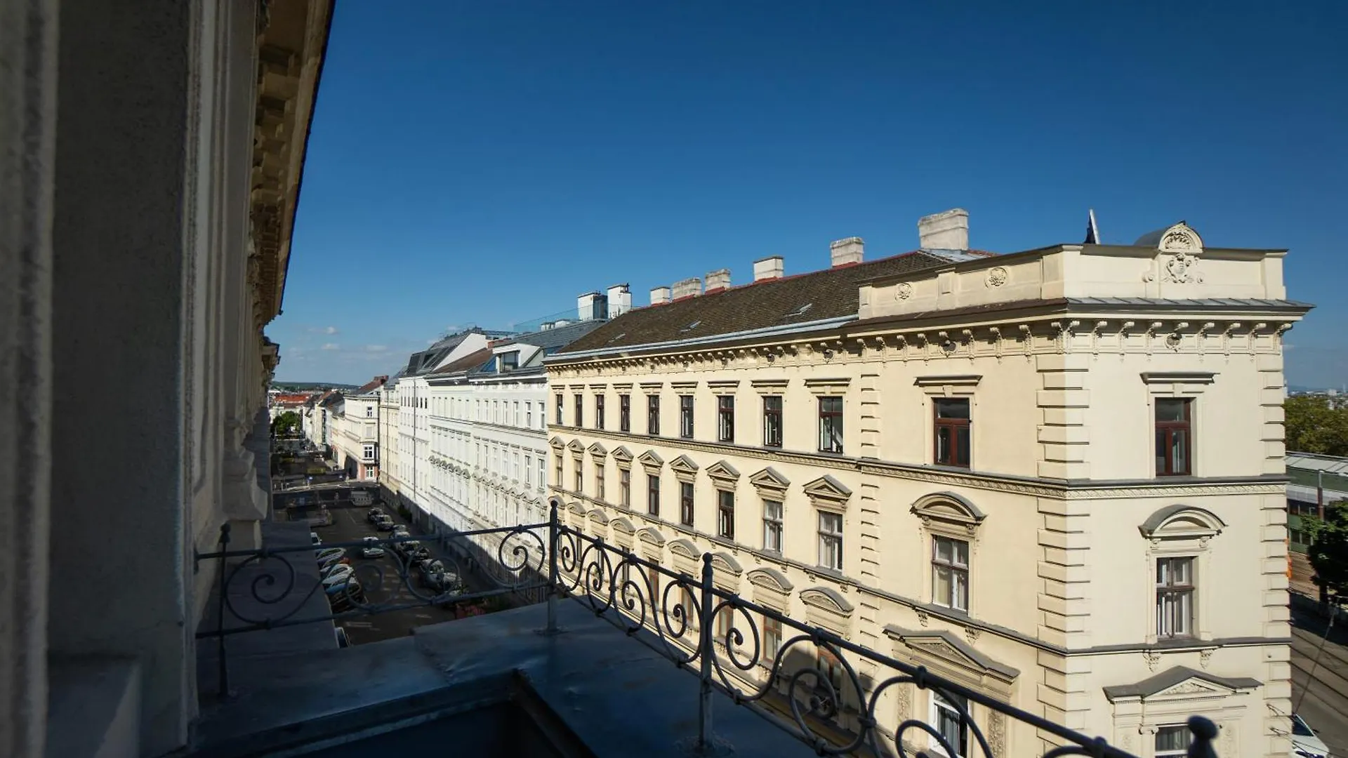 Charming 2-Room Apartment With Balcony, 15 Min To Center Wien 0*,