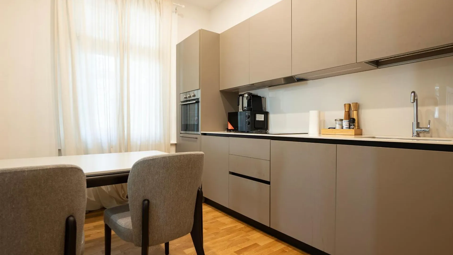 Charming 2-Room Apartment With Balcony, 15 Min To Center Wien 0*,  Österreich