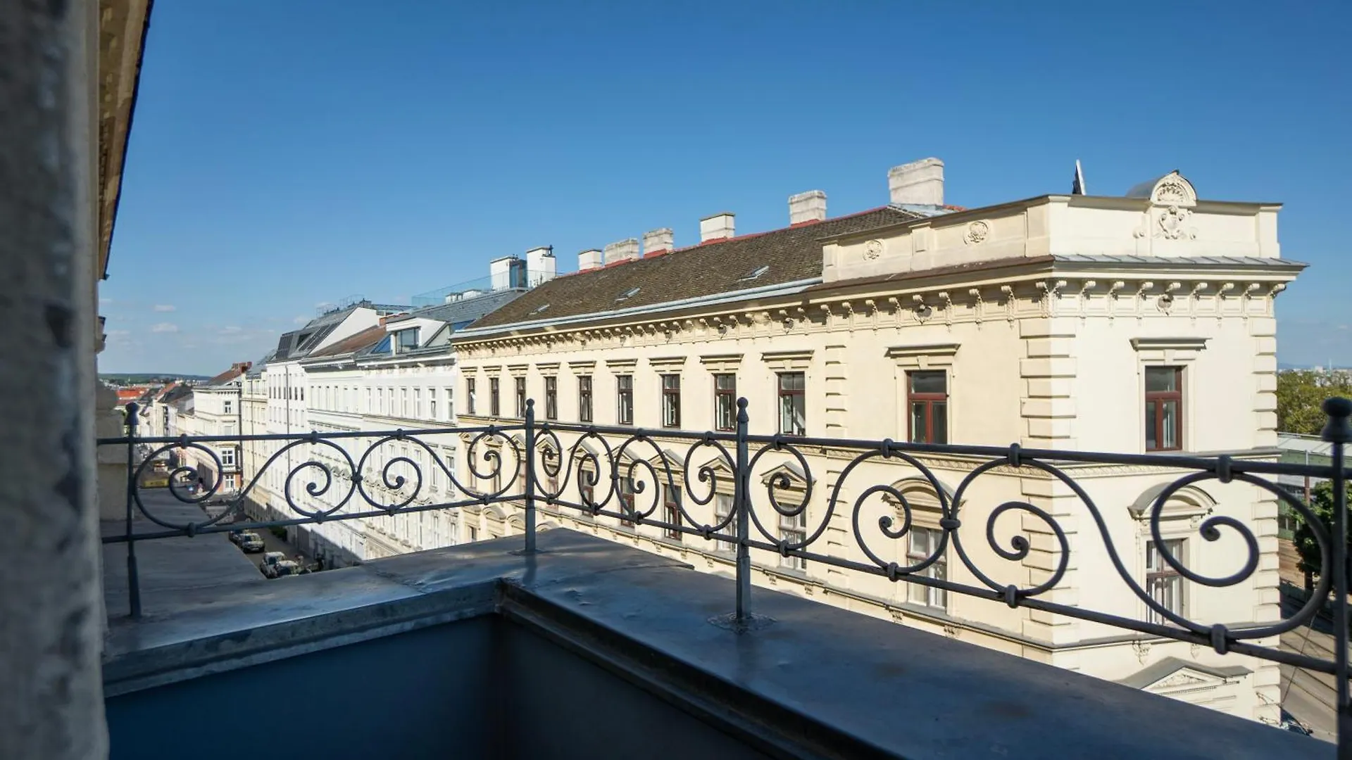 Charming 2-Room Apartment With Balcony, 15 Min To Center Wien
