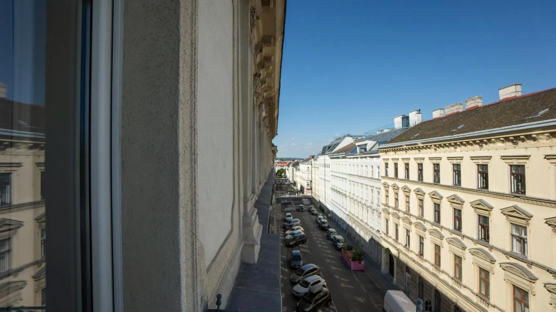 Charming 2-Room Apartment With Balcony, 15 Min To Center Wien
