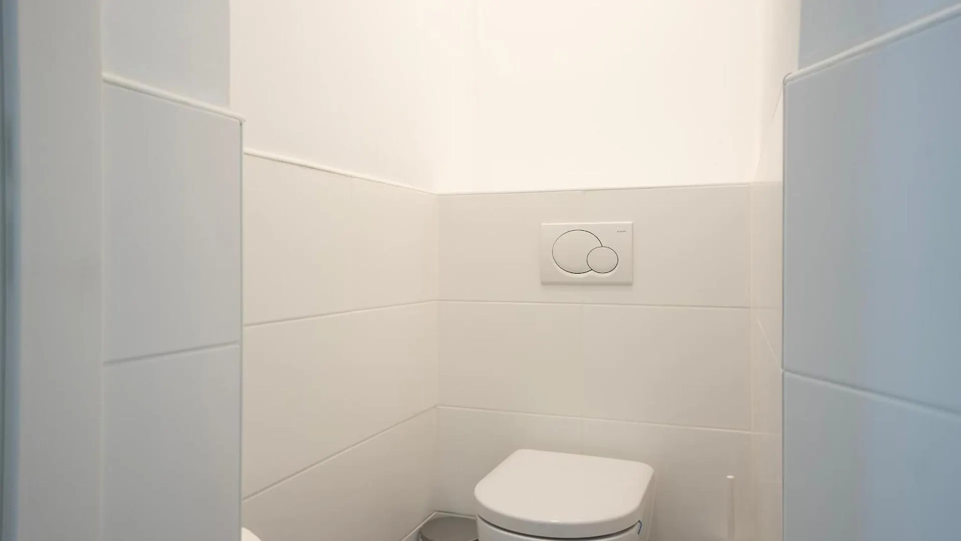 Charming 2-Room Apartment With Balcony, 15 Min To Center Wien 0*,