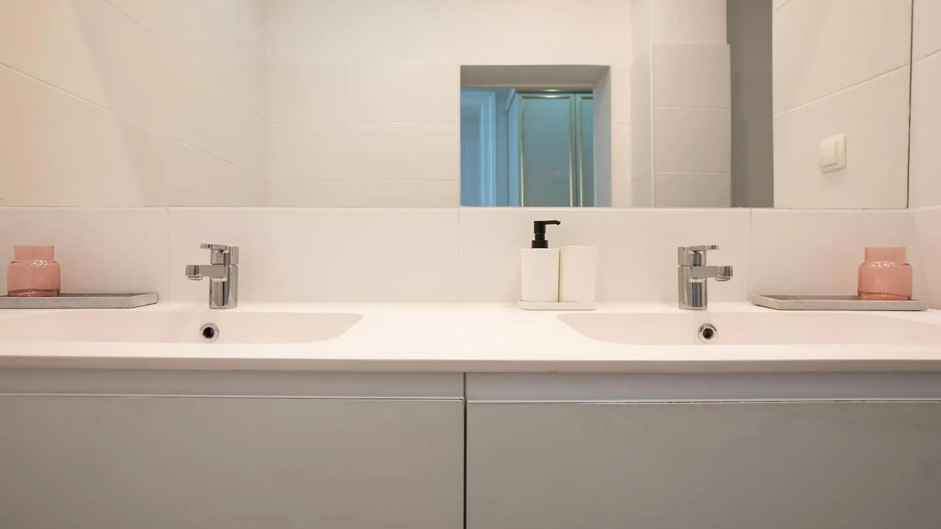 Charming 2-Room Apartment With Balcony, 15 Min To Center Wien Österreich