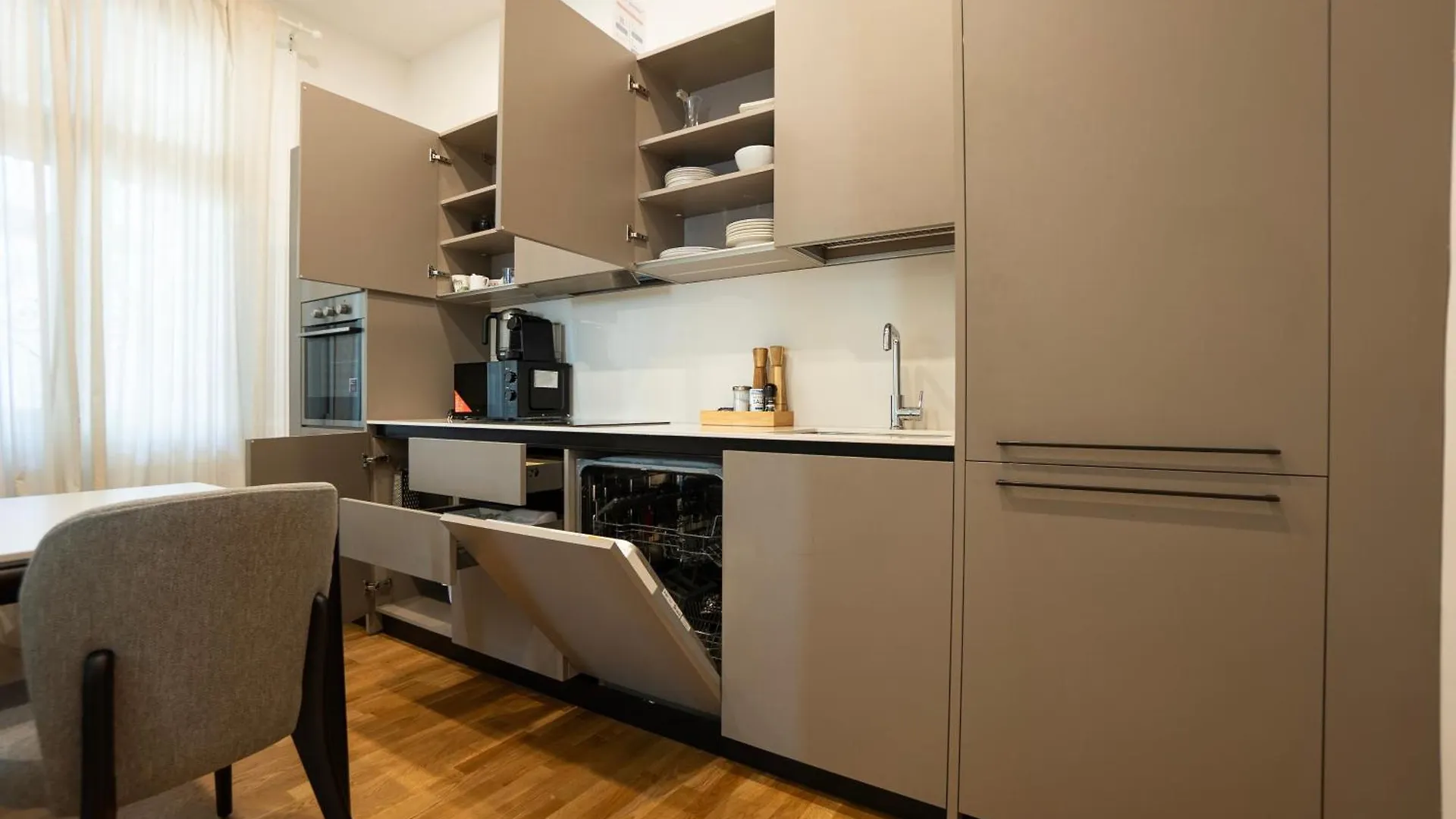 Charming 2-Room Apartment With Balcony, 15 Min To Center Wien 0*,
