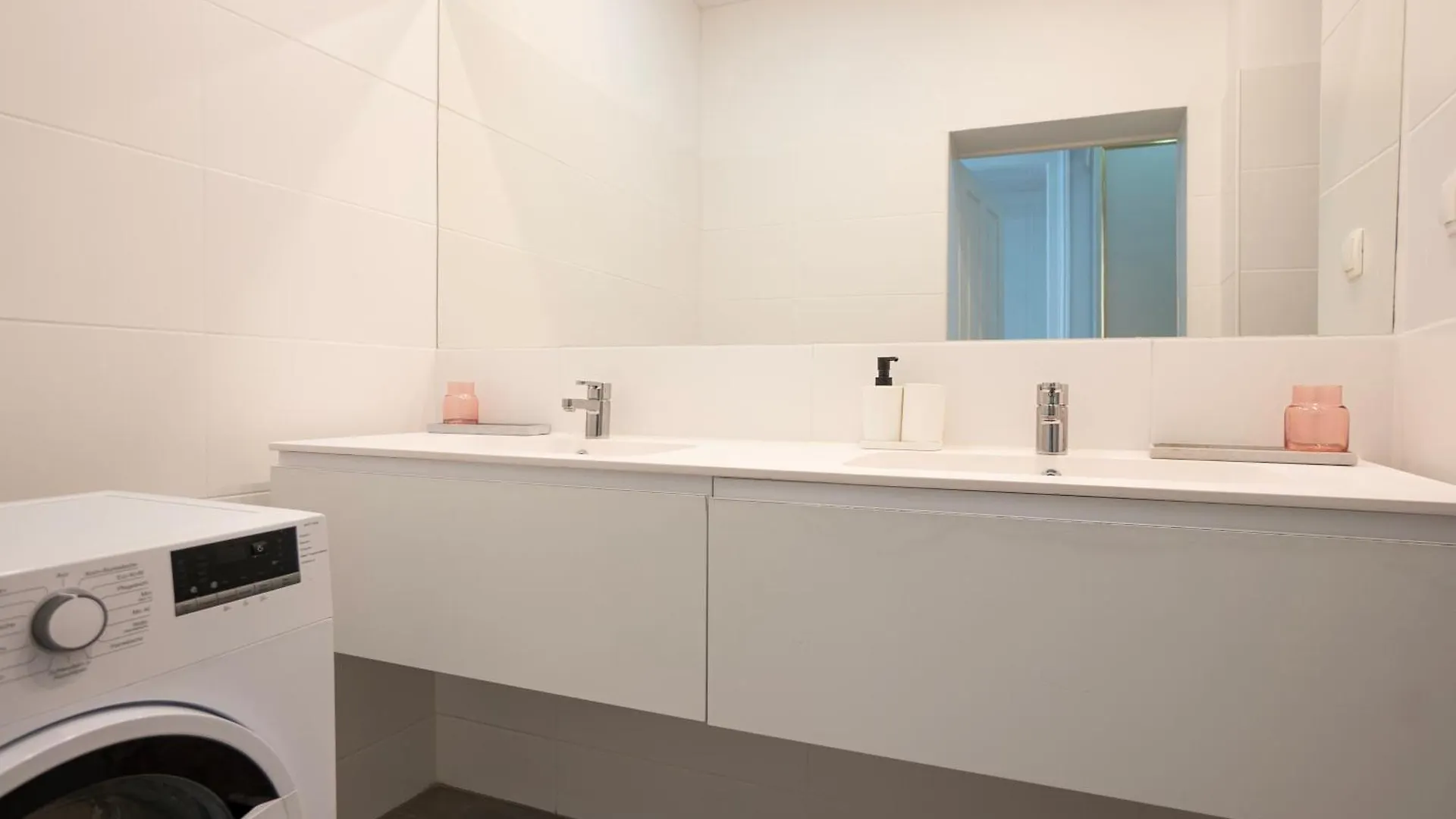 Charming 2-Room Apartment With Balcony, 15 Min To Center Wien