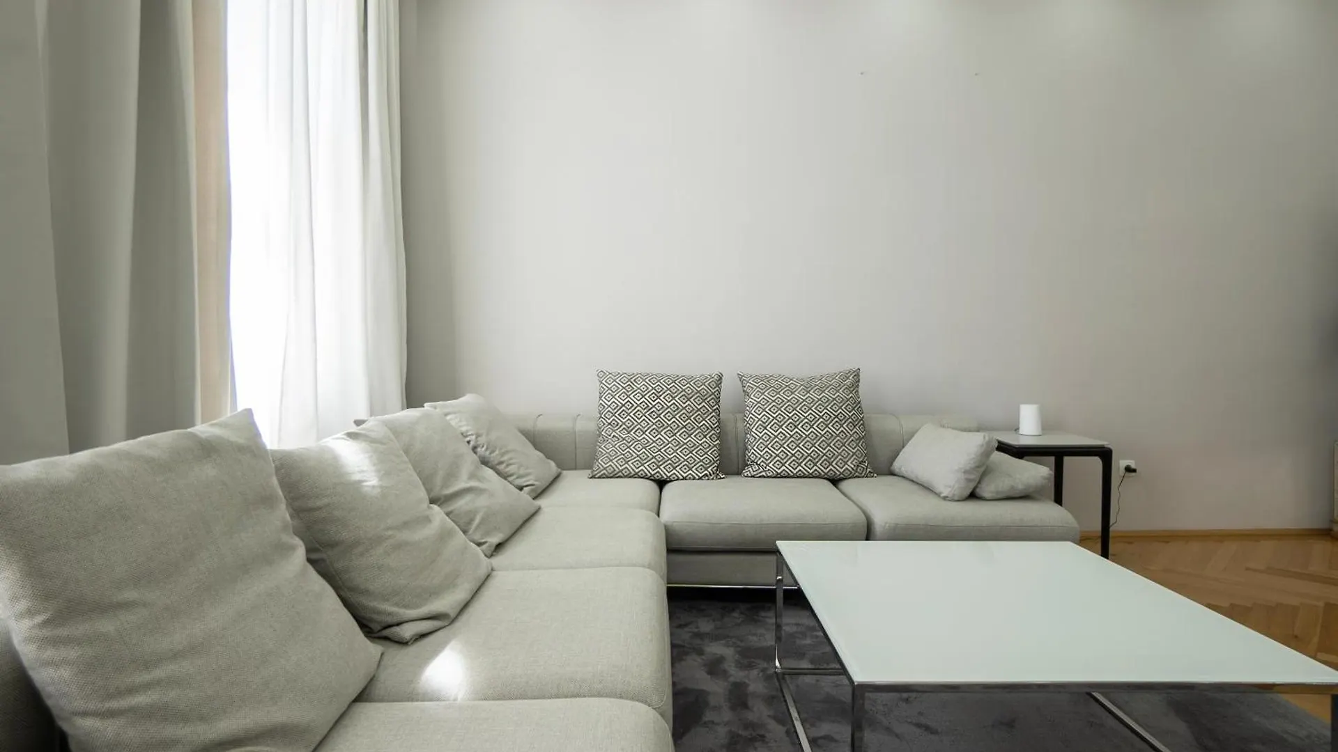 Charming 2-Room Apartment With Balcony, 15 Min To Center Wien 0*,  Österreich