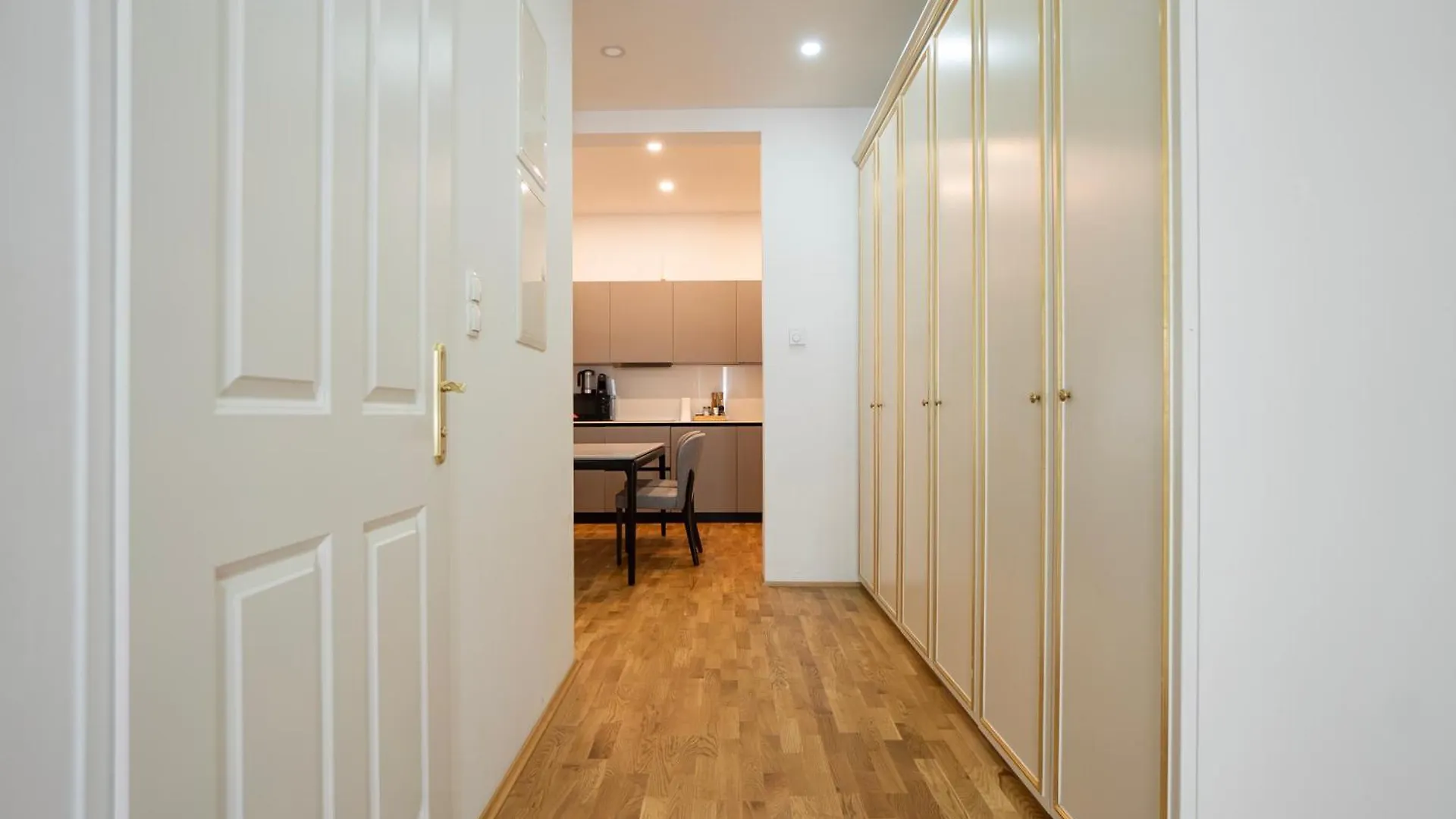 Charming 2-Room Apartment With Balcony, 15 Min To Center Wien