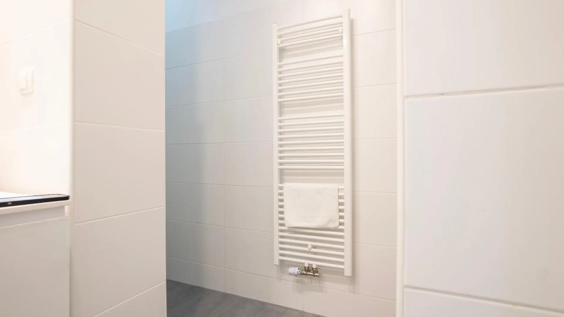 Charming 2-Room Apartment With Balcony, 15 Min To Center Wien