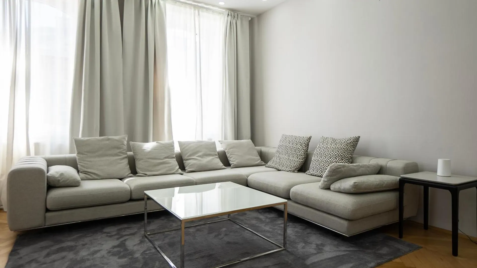 Charming 2-Room Apartment With Balcony, 15 Min To Center Wien