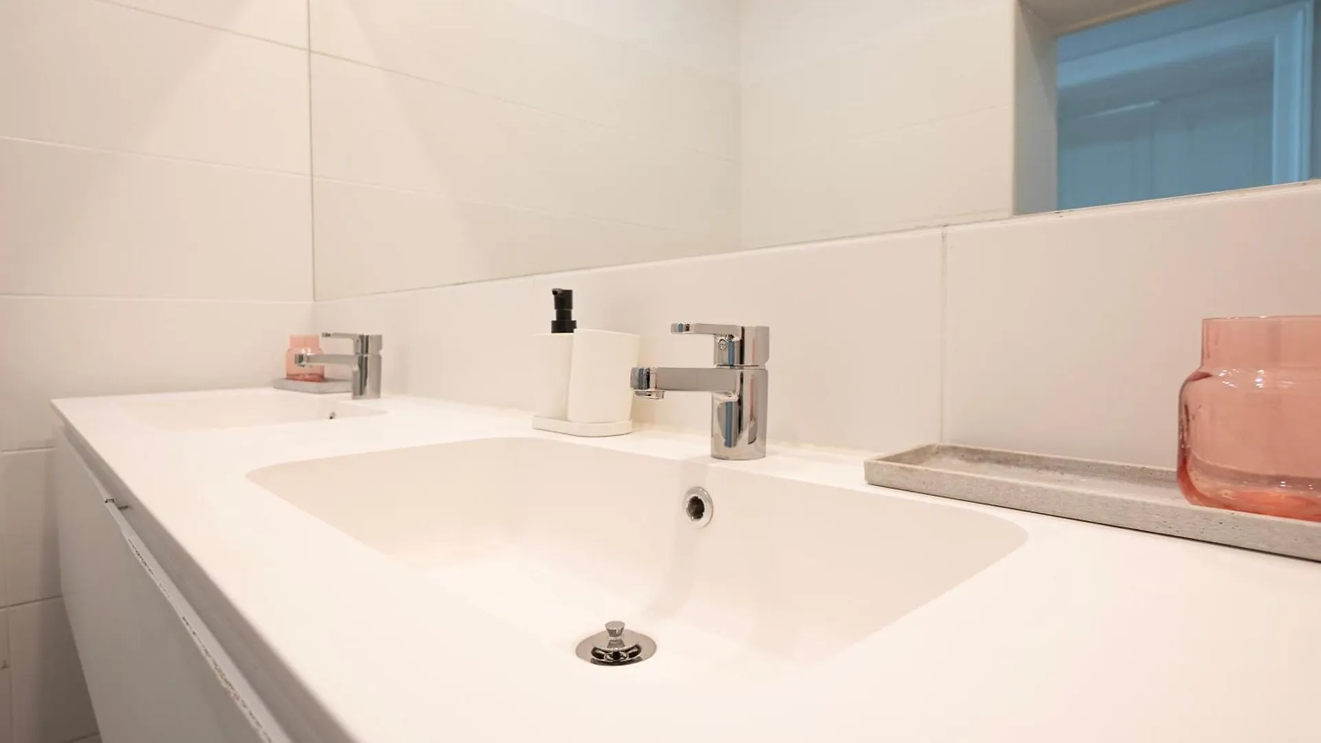 Charming 2-Room Apartment With Balcony, 15 Min To Center Wien