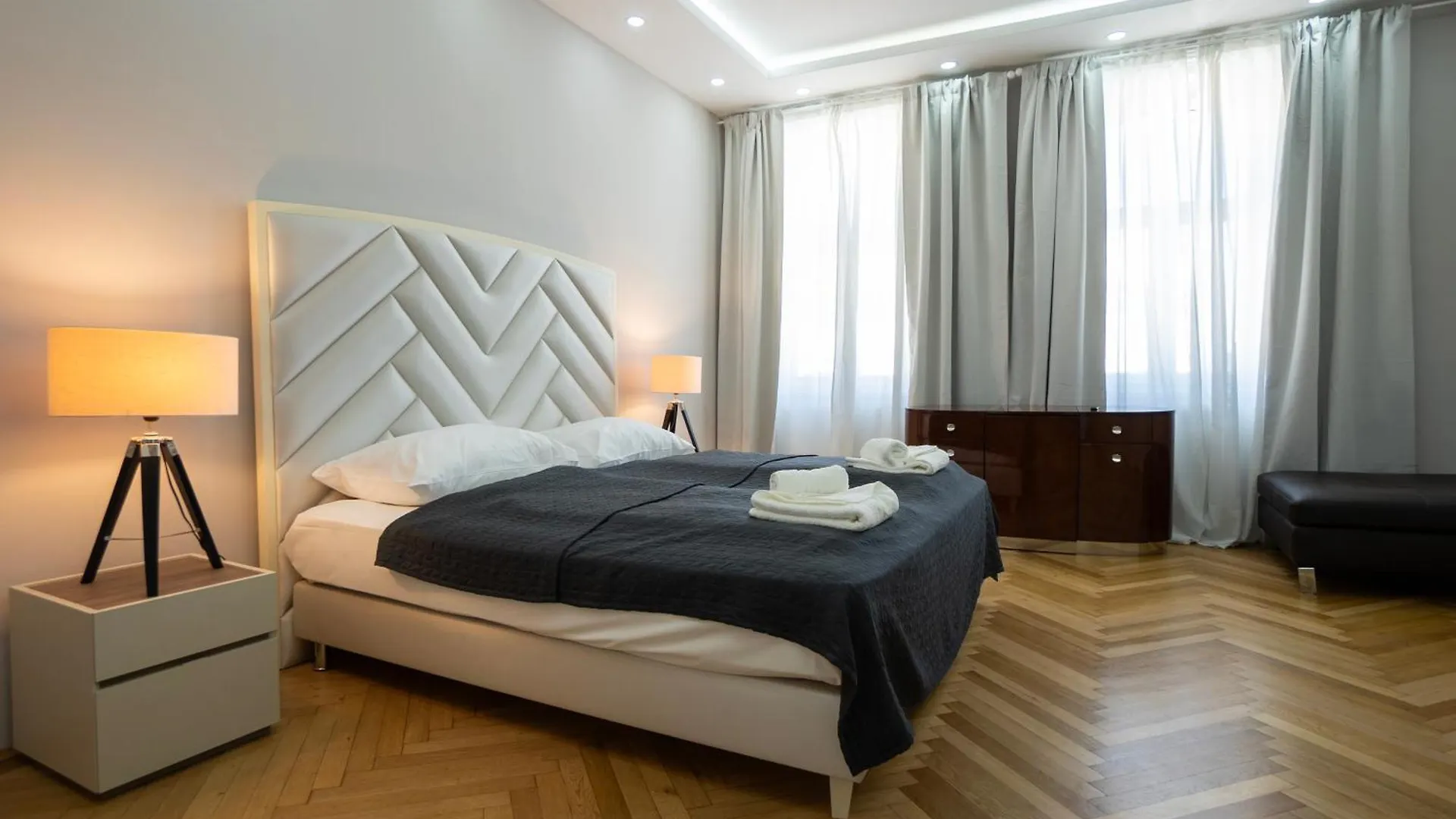Charming 2-Room Apartment With Balcony, 15 Min To Center Wien 0*,
