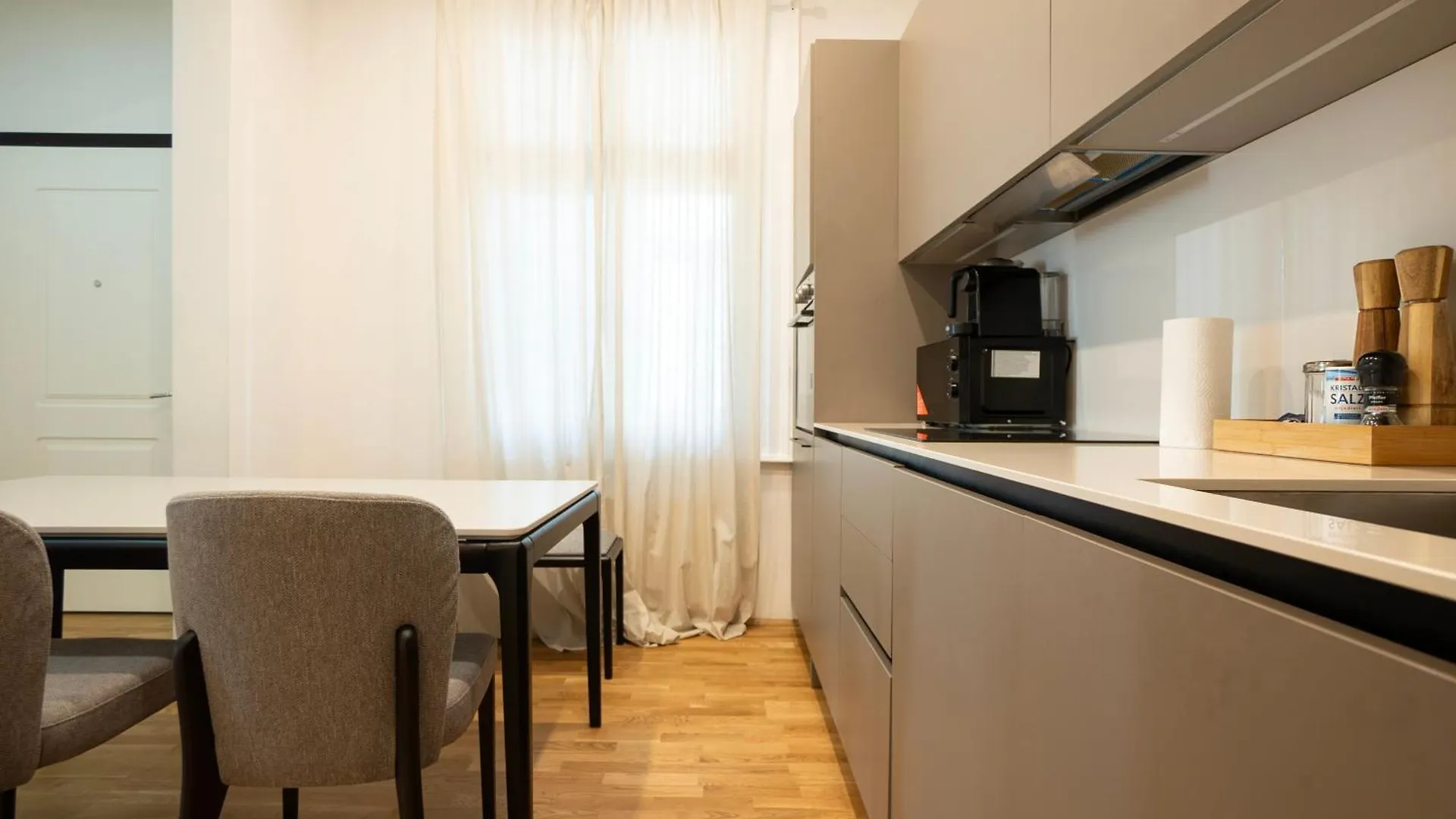 Charming 2-Room Apartment With Balcony, 15 Min To Center Wien